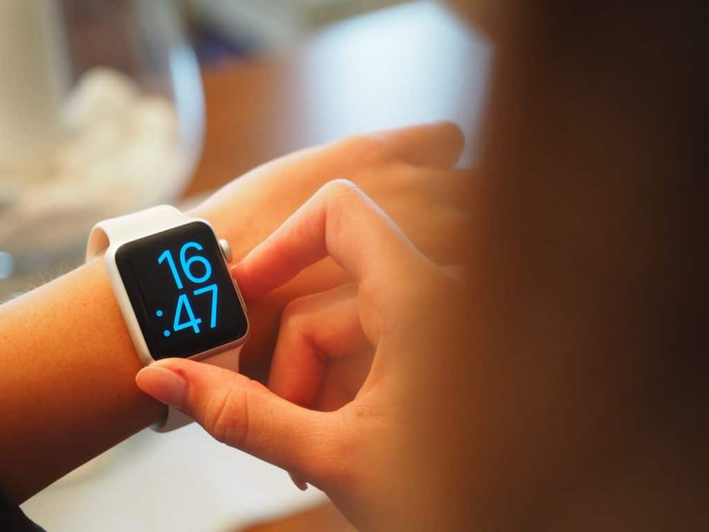 smartwatch that answers calls and texts without a phone